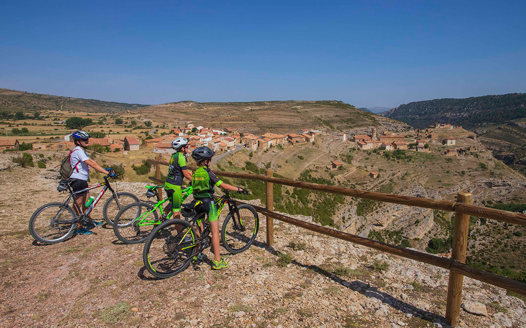 Dos ciclistas en la Cañada de Benatanduz./C.M.