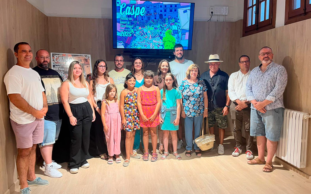 Autoridades, Caspolinas Infantiles y Mayores; y autor del cartel, en la presentación en la Oficina de Turismo./ María Ibáñez