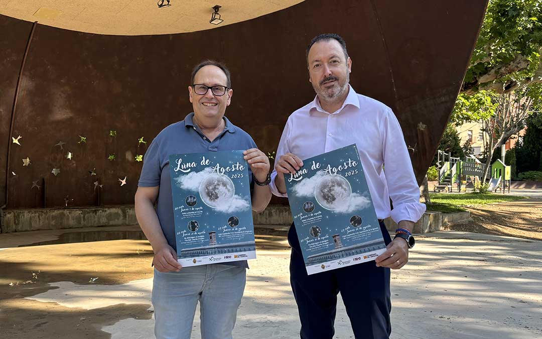 David Arrufat y Javier Climent posan con el cartel de 'Luna de Agosto'./ M.M.R.