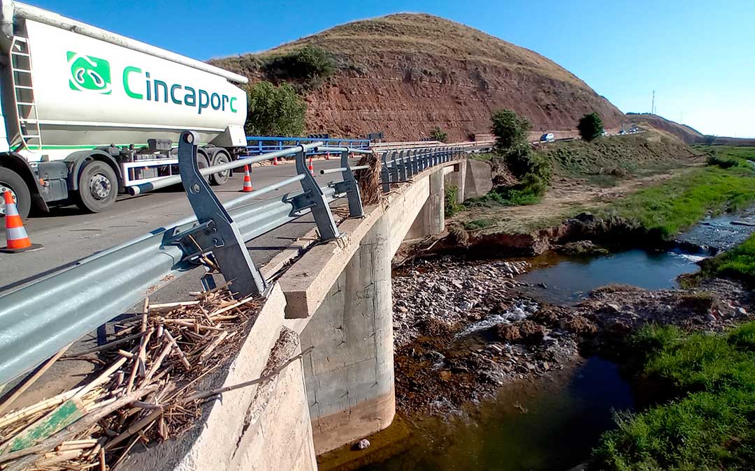El puente de la N-232 a su paso por Azaila sufre importantes daños estructurales en los estribos, pilastras y aleros que se aprecian a simple vista / Javier Zardoya