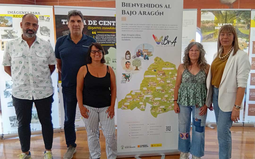 El técnico y la consejera de Turismo del Bajo Aragón, este lunes, con los responsables de las oficinas de verano / L. Castel