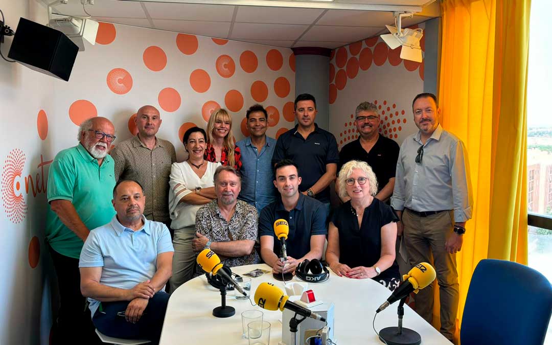 Todos los invitados en los estudios de Radio La Comarca./ L.C.
