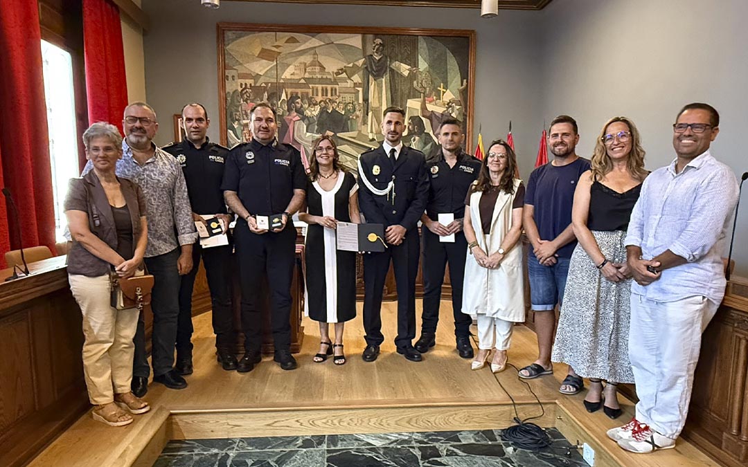 Autoridades con los policías homenajeados en el salón de plenos./ Ayto. Caspe