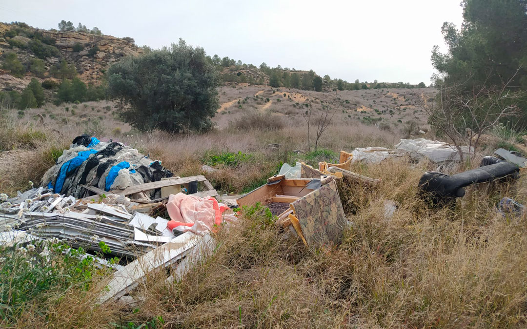 Imagen de muebles abandonados en una zona de monte./ AYTO ALCAÑIZ