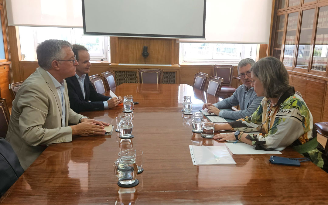 Los consejeros de Aragón Manuel Blasco y Bermúdez de Castro, en la mesa de la reunión con el secretario de Estado de Medio Ambiente, Hugo Morán, y la directora general del Agua, Dolores Pascual./ DGA