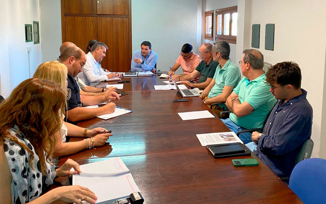 Momento de la reunión este martes en el Ayuntamiento./ AYTO