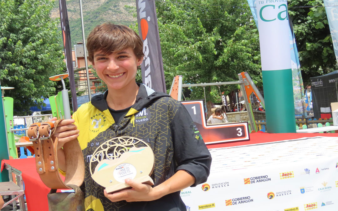 Sandra Cuello posando con el trofeo de la carrera y con otro de los obsequios recibidos en Benasque /Asociación Turística y Empresarial del Valle de Benasque y Prames