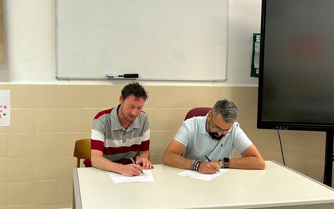 Luis Lasmarías, alcalde de Torre de Arcas y Javier Cantalapiedra, director de ATADI Empelo SLU. / ATADI