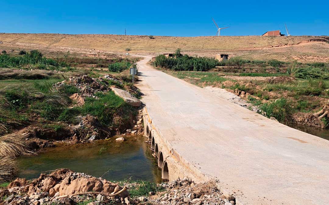 Los vecinos están empleando un camino que conecta con la A-1307 como consecuencia del corte./ Ayto.