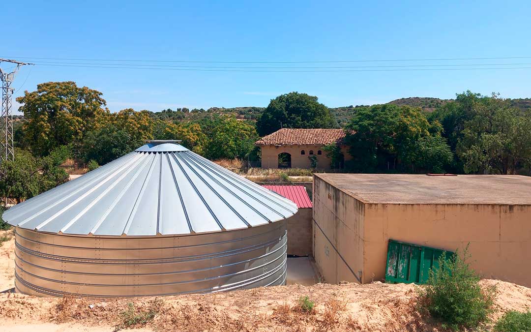 El nuevo depósito de agua de Valdealgorfa ya está siendo empleado por agricultores del pueblo./ Ayto.