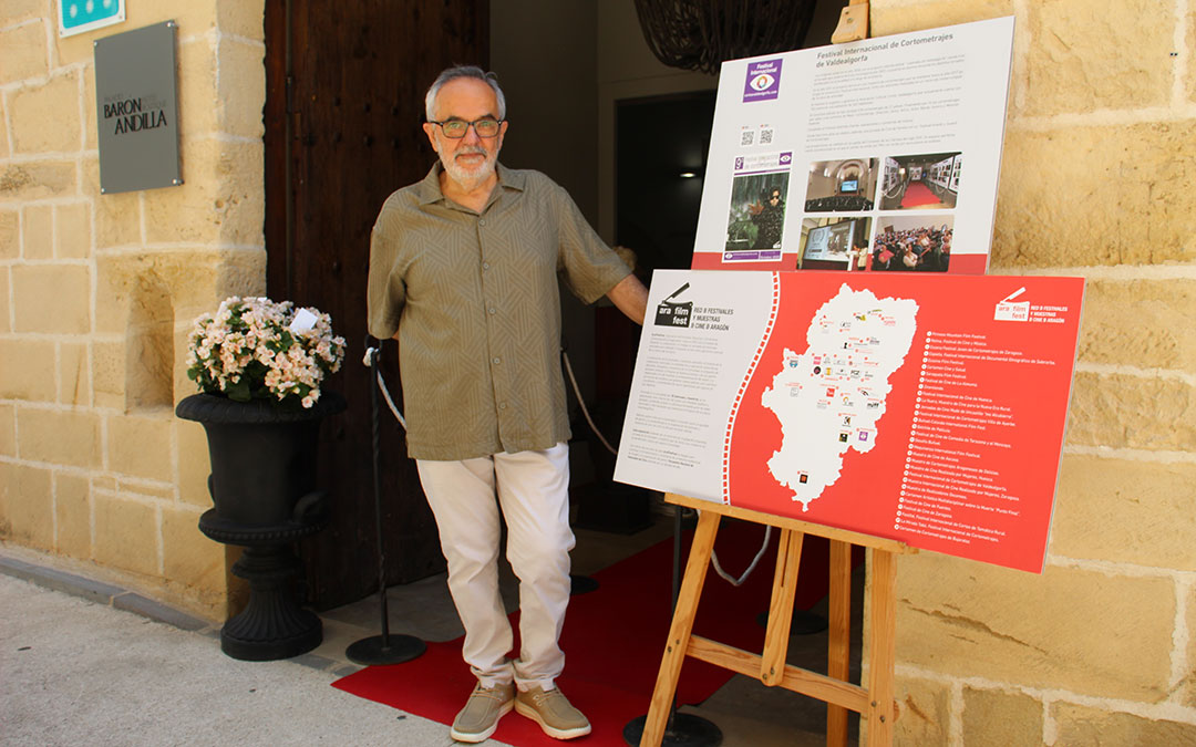 Santiago Sáenz, en la alfombra roja desplegada en el Palacio Barón de Andilla donde se presentó el festival. / B. Severino