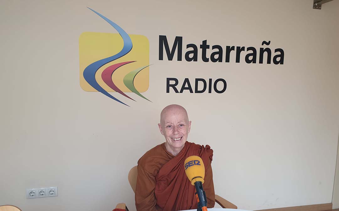 La monja budista Ayya Arindama, visita nuestros estudios./La COMARCA