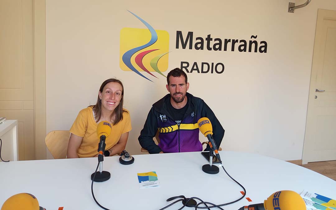 Carlos Jávega y Marina Albesa, del Matarraña Team, visitan nuestros estudios./La COMARCA
