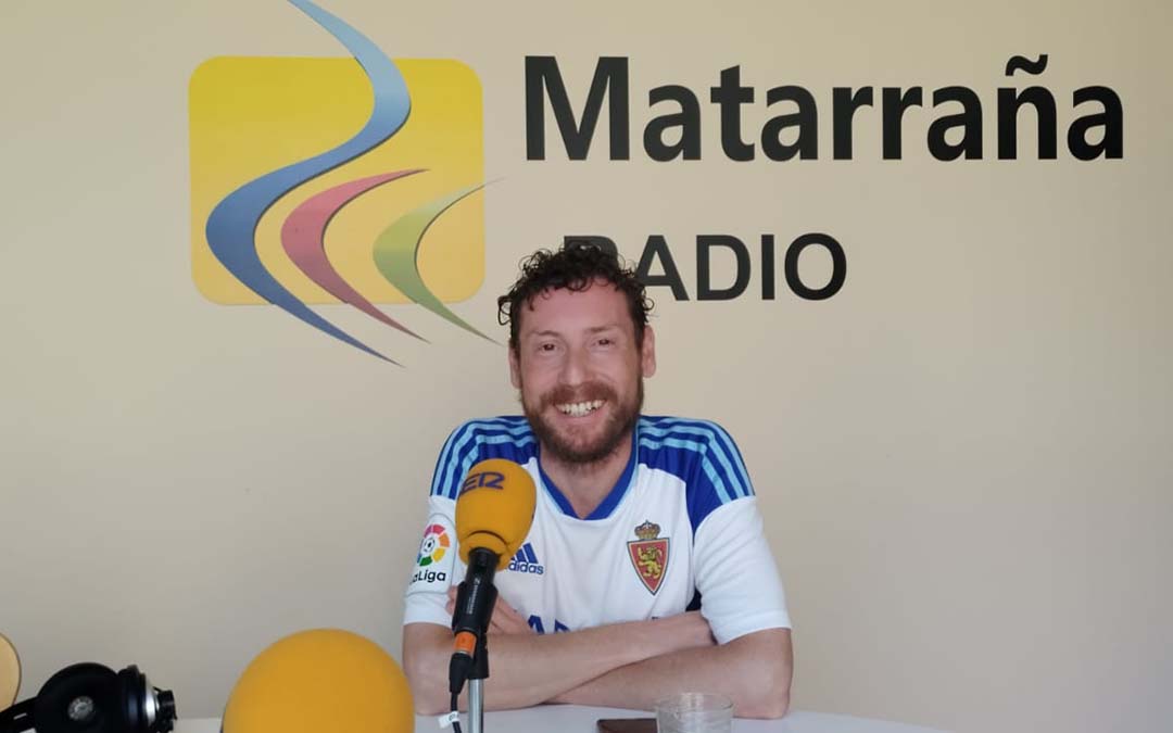Luis Lasmarías, alcalde de Torre de Arcas, visita los estudios de Matarraña Radio./La COMARCA