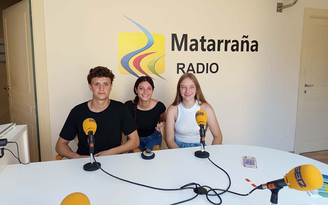Visita de la reina taurina Sheila Albesa y su acompañante Javier Herrero, junto a Zoe Barrufet, colaboradora del programa./M.J.Salvador