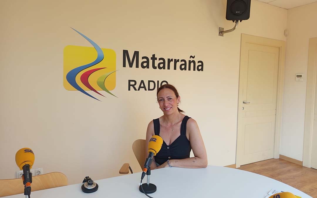Susana Romeo, teniente de alcalde de Valderrobres, visita nuestros estudios./La COMARCA