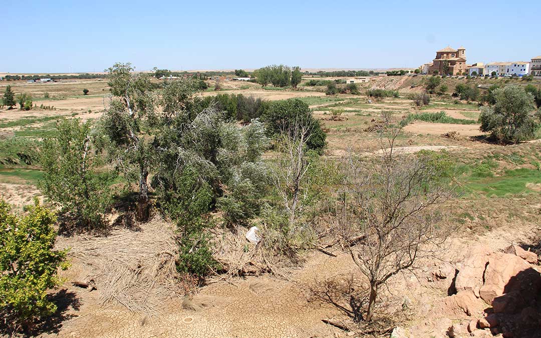 El rastro de la crecida y sus arrastres es visible en las inmediaciones del casco urbano de Vinaceite. / B. Severino