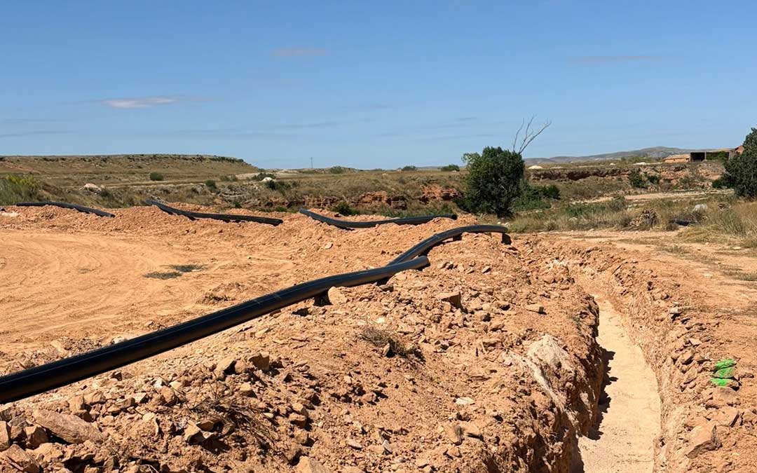La tubería provisional junto a la zanja por la que discurrirá la tubería fija y la provisional. / DGA