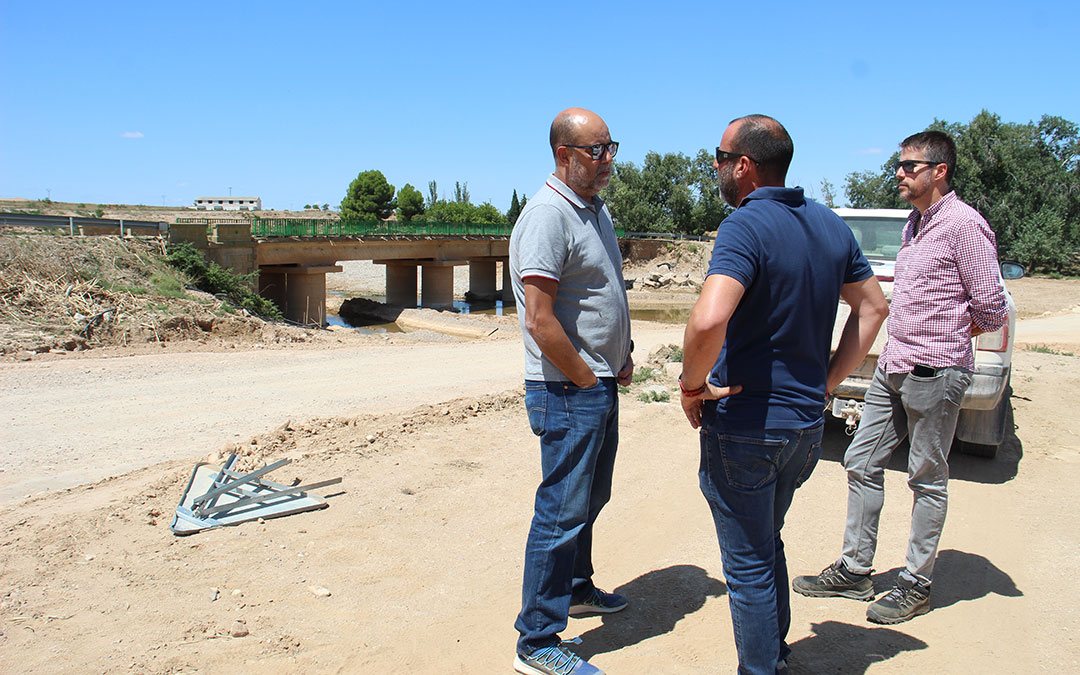 El presidente de la CHE, Carlos Arrazola, y el jefe del área de Gestión Medioambiental, Samuel Chopo; conversando con el alcalde Vinaceite, Luis Ezquerra (de espaldas) junto al puente de La Tejería, que reconstruirá la DPT. / B. Severino