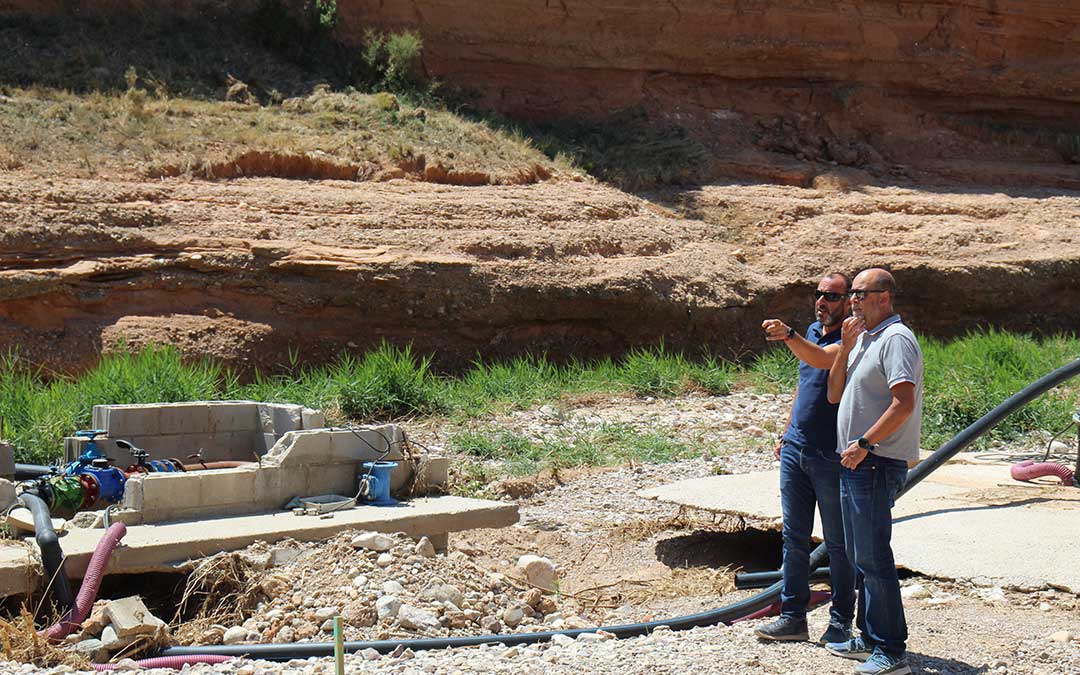 El alcalde de Vinaceite, Luis Ezquerra, explicando la situación de los dos pozos de captación junto al Aguasvivas al presidente de la CHE, Carlos Arrazola. / B. Severino
