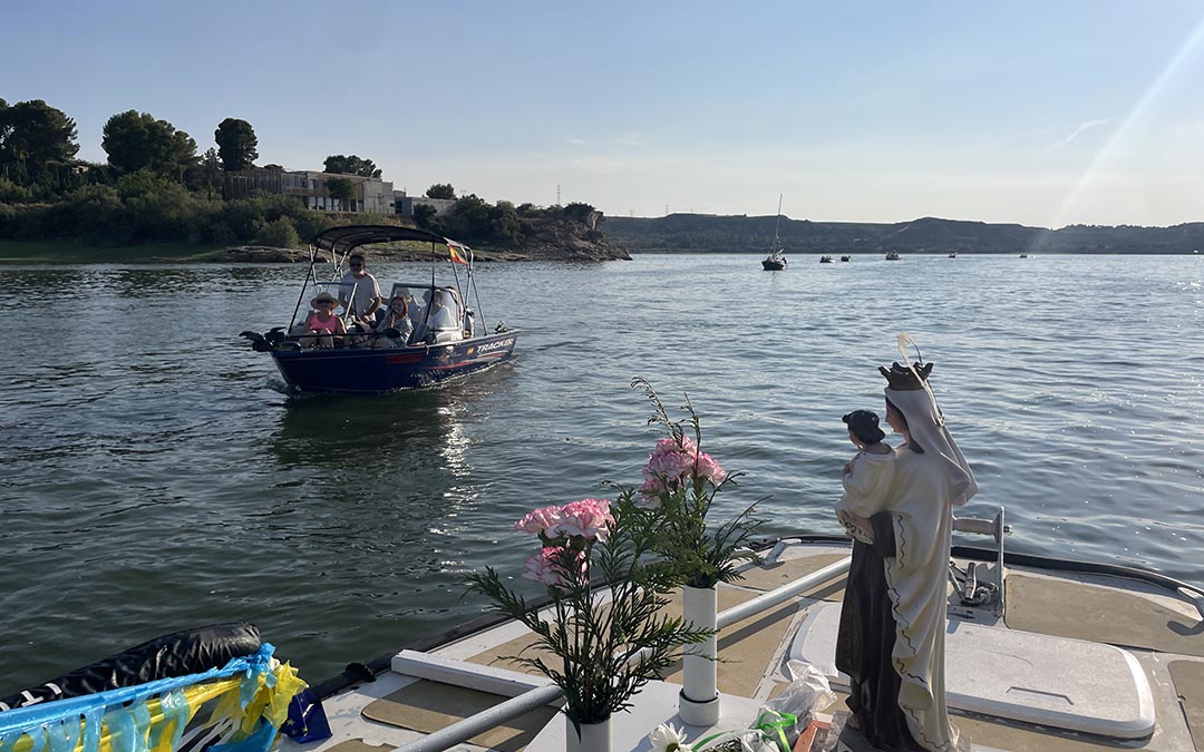 La Virgen del Carmen atestiguando el paso de las distintas embarcaciones./ S.F.