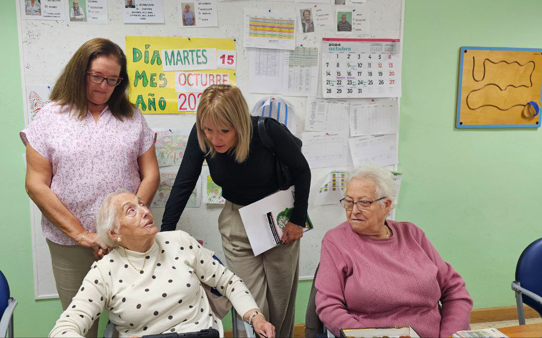 Visita de Beatriz Redón en 2024 a Afedaba, una de las entidades que se benefició de las ayudas./ DPT