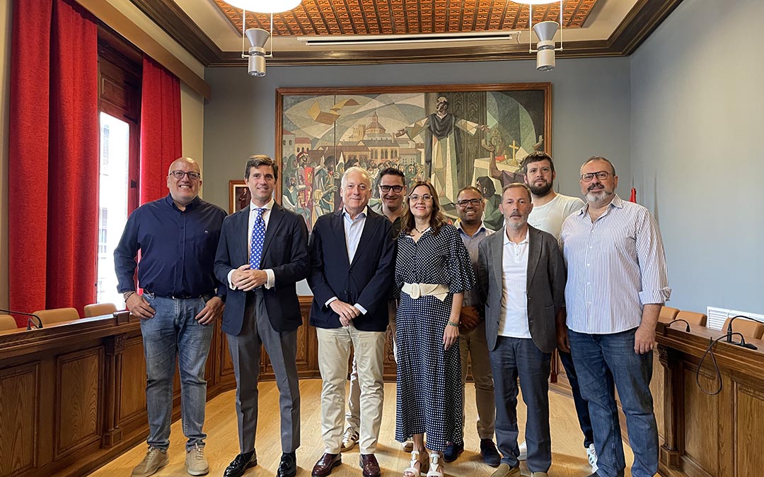 El consejero junto a autoridades locales y autonómicas./ S.F.