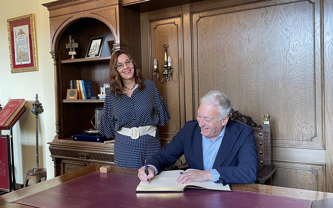 El consejero firmando en el libro de visitas./ S.F.