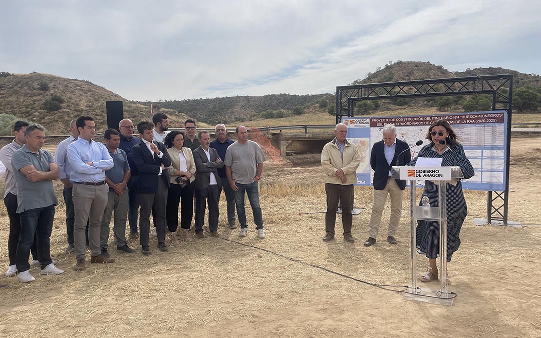 La alcaldesa, Ana Jarque, en las obras de las curvas de Valdestrecha./ S.F.