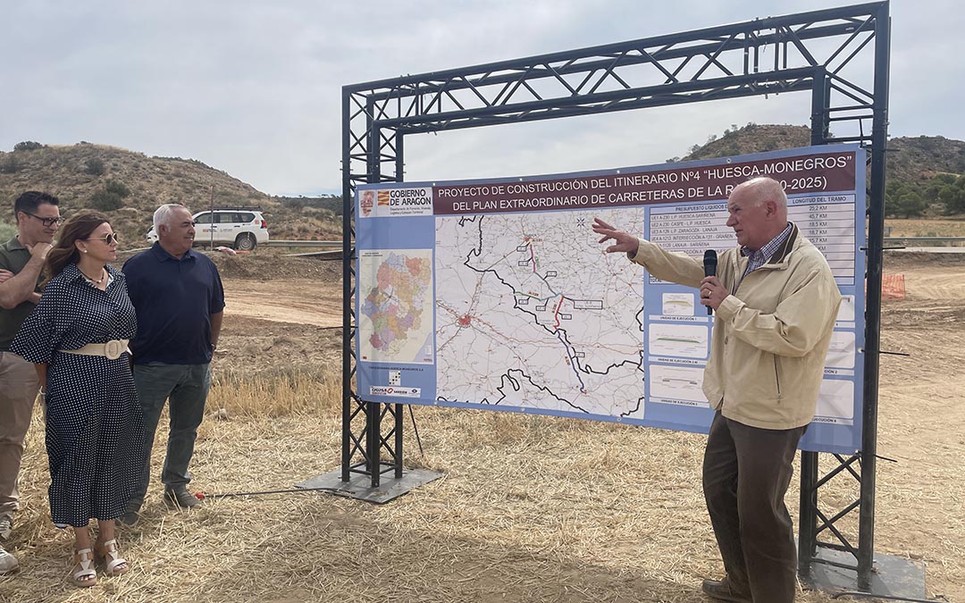 Miguel Ángel Arminio, director general de Carreteras e Infraestructuras, ha detallado la actuación en el término municipal caspolino./ S.F.