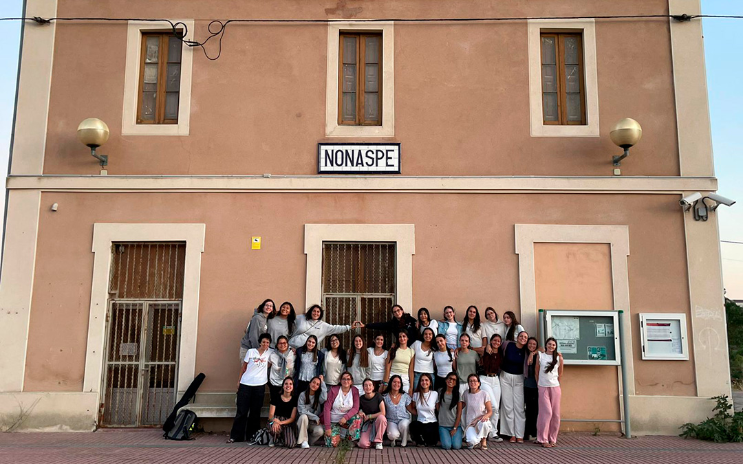 Grupo de jóvenes de Barcelona que pasarán hasta mañana en Nonaspe. Allí, han ayudado en las tareas de limpieza de la iglesia y ermita y han disfrutado de su entorno. / Manuel Meseguer