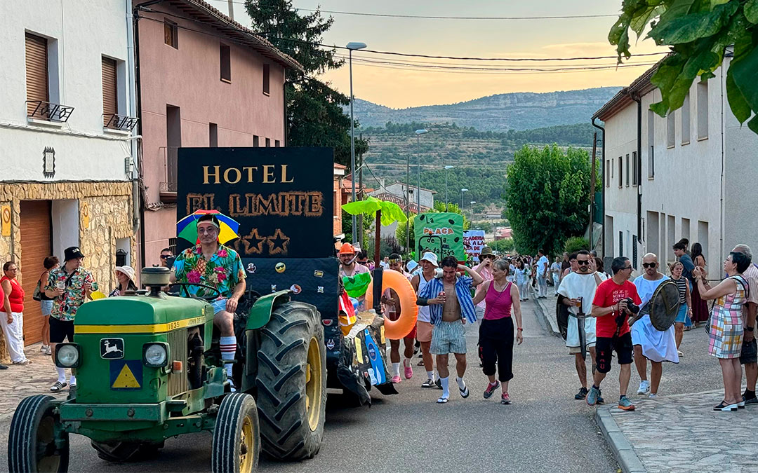 Desfile de carrozas de Castellote 2025. / L.A.
