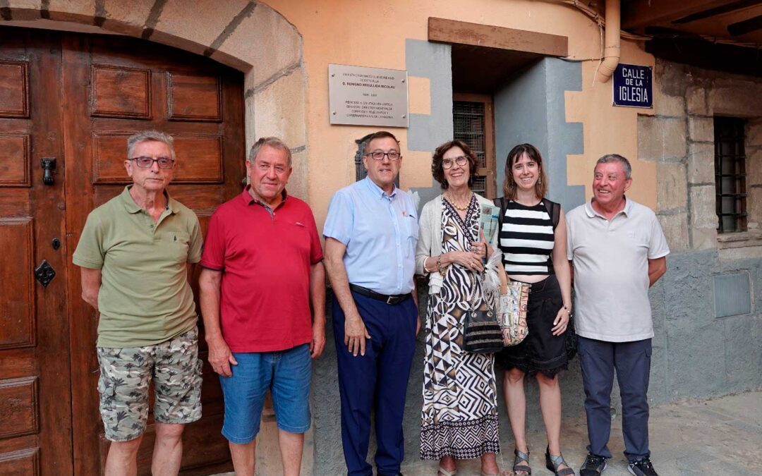 Familiares de Benigno Rebullida con el alcalde, Germán Balguer, el concejal de cultura Isidoro Martín y el profesor Valeriano Labara, junto a la placa conmemorativa/ David Boj