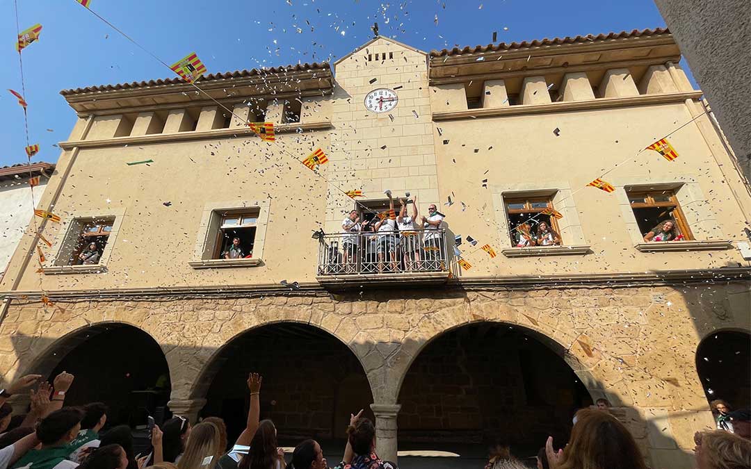 Lluvia de confeti al finalizar el pregón de fiestas de este año./ N.C.