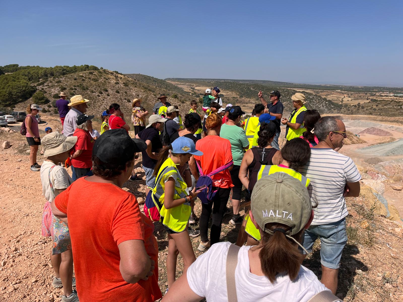Visitantes escuchando las indicaciones del guía./ La Mata de los Olmos