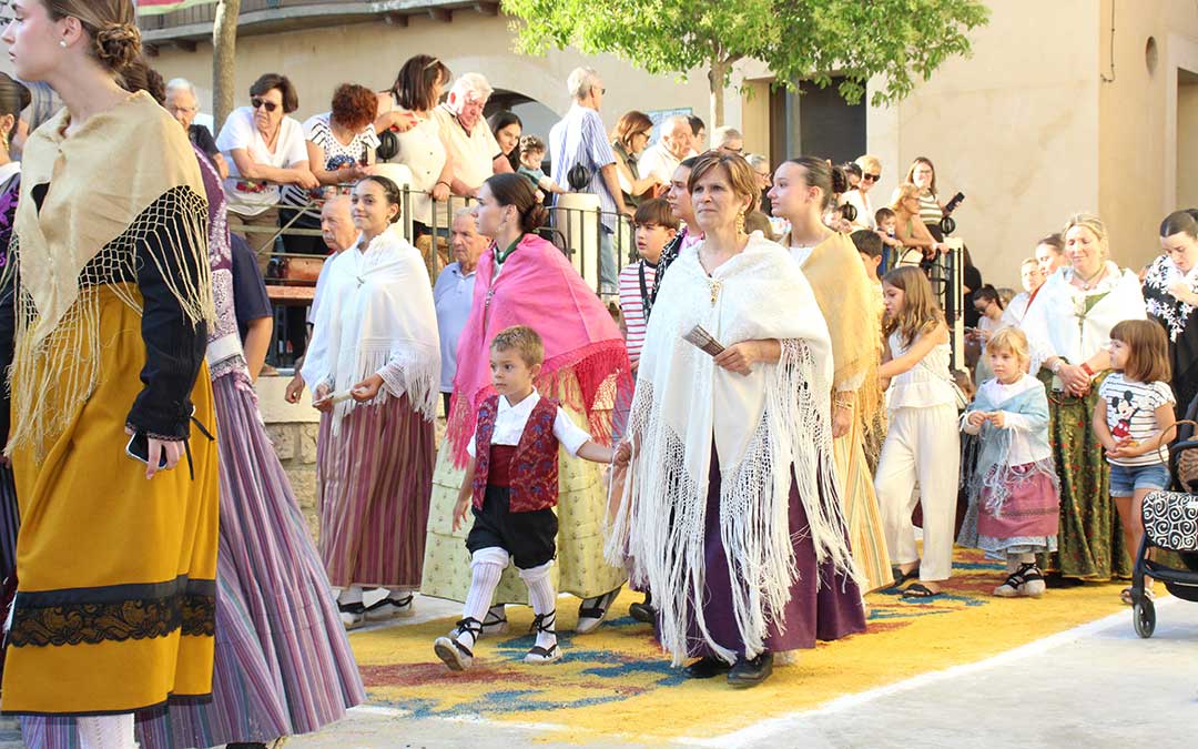 Baturras y pequeños baturros, en la procesión de Aguaviva. / B. Severino