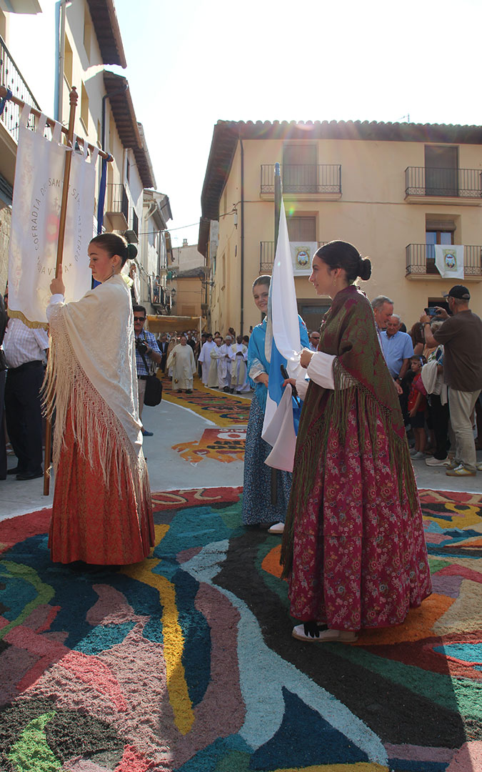 Baturras con sus estandartes encabezando la procesión. / B. Severino