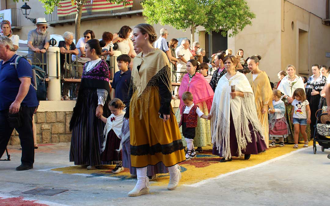 Baturras y pequeños baturros, en la procesión de Aguaviva. / B. Severino