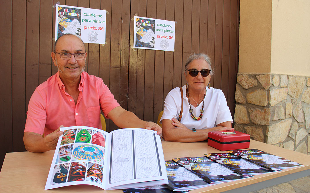 La Asociación Cultural Caliu innovó con la edición de un libro infantil para colorear alfombras. / B. Severino