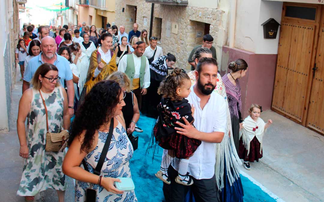 Procesión del Santísimo Misterio sobre las alfombras de serrín de Aguaviva. / B. Severino