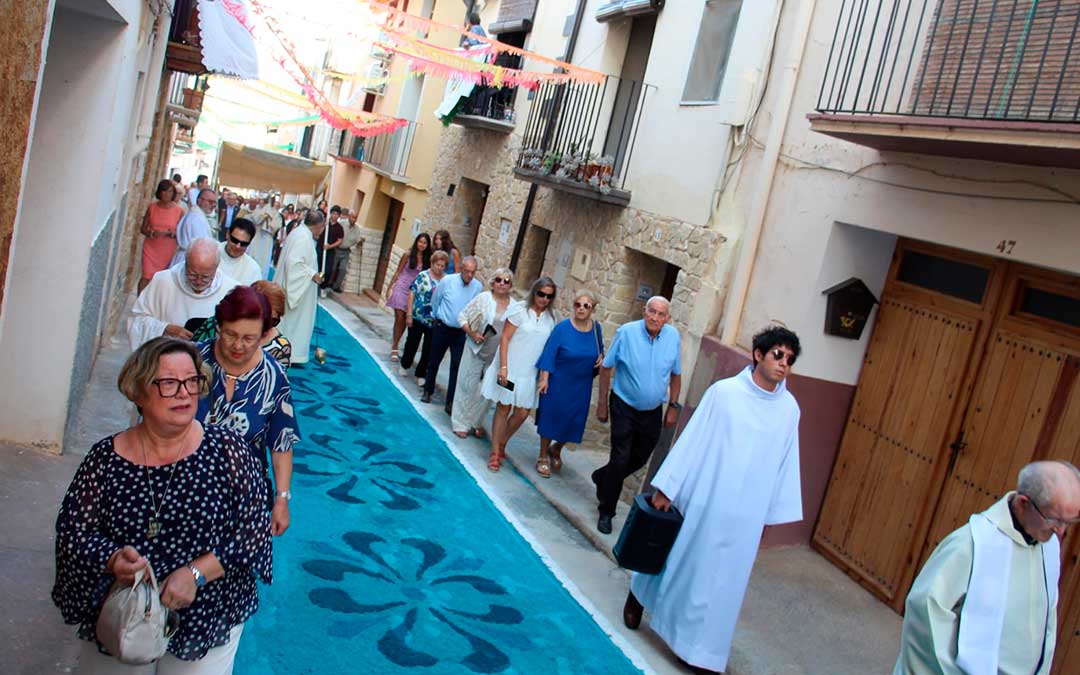 Procesión del Santísimo Misterio sobre las alfombras de serrín de Aguaviva. / B. Severino