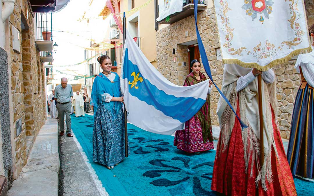 Jóvenes baturras portando banderas y estandartes. / B. Severino