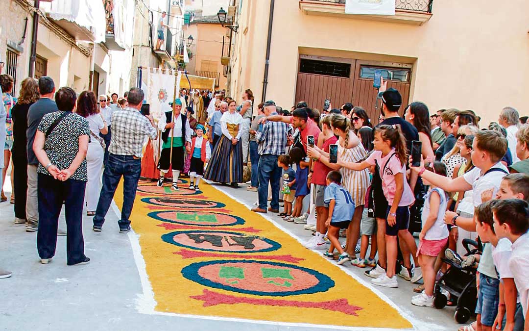 Procesión del Santísimo Misterio sobre las alfombras de serrín de Aguaviva. / B. Severino
