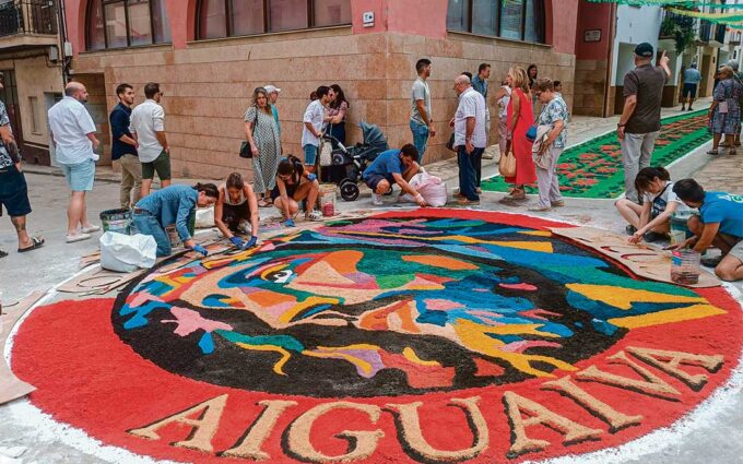 Aguaviva propone una estrategia común para promocionar las alfombras procesionales de Aragón