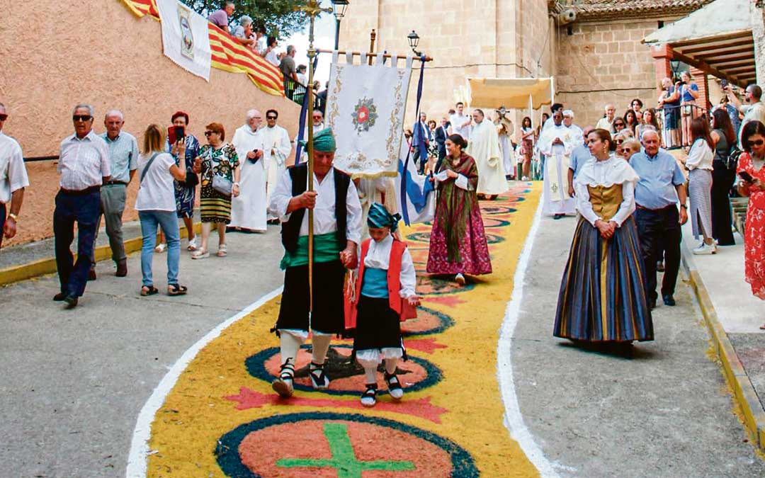 Decenas de vecinos y visitantes se citaron este jueves para ver la procesión del Santísimo Misterio sobre las alfombras./ Beatriz Severino.