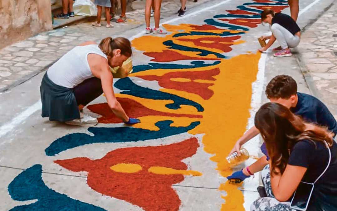 Voluntarios de todas las edades para pintar las calles. / Ayto. Aguaviva