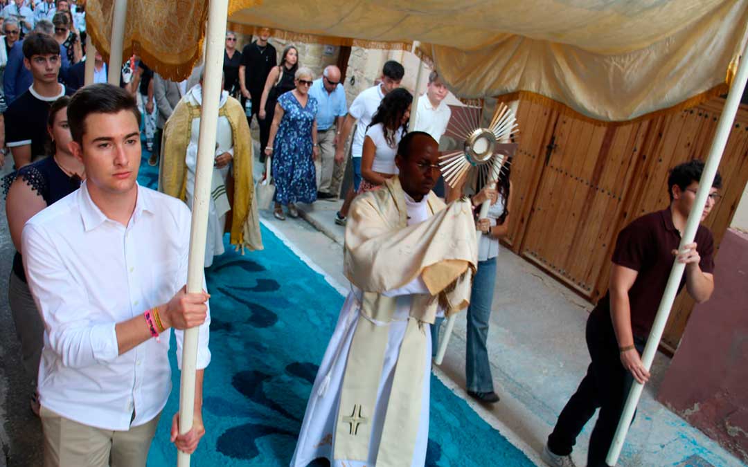 Procesión del Santísimo Misterio sobre las alfombras de serrín de Aguaviva. / B. Severino