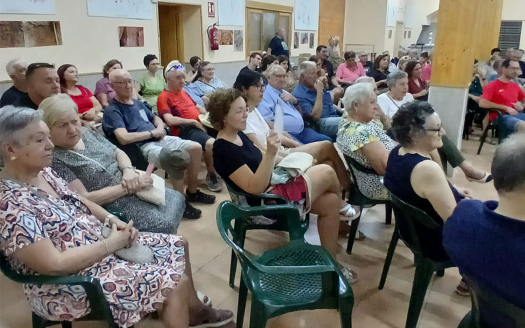El libro 'Alaconízate' tuvo una gran acogida por parte de los vecinos y vecinas del municipio. / M.J.Y