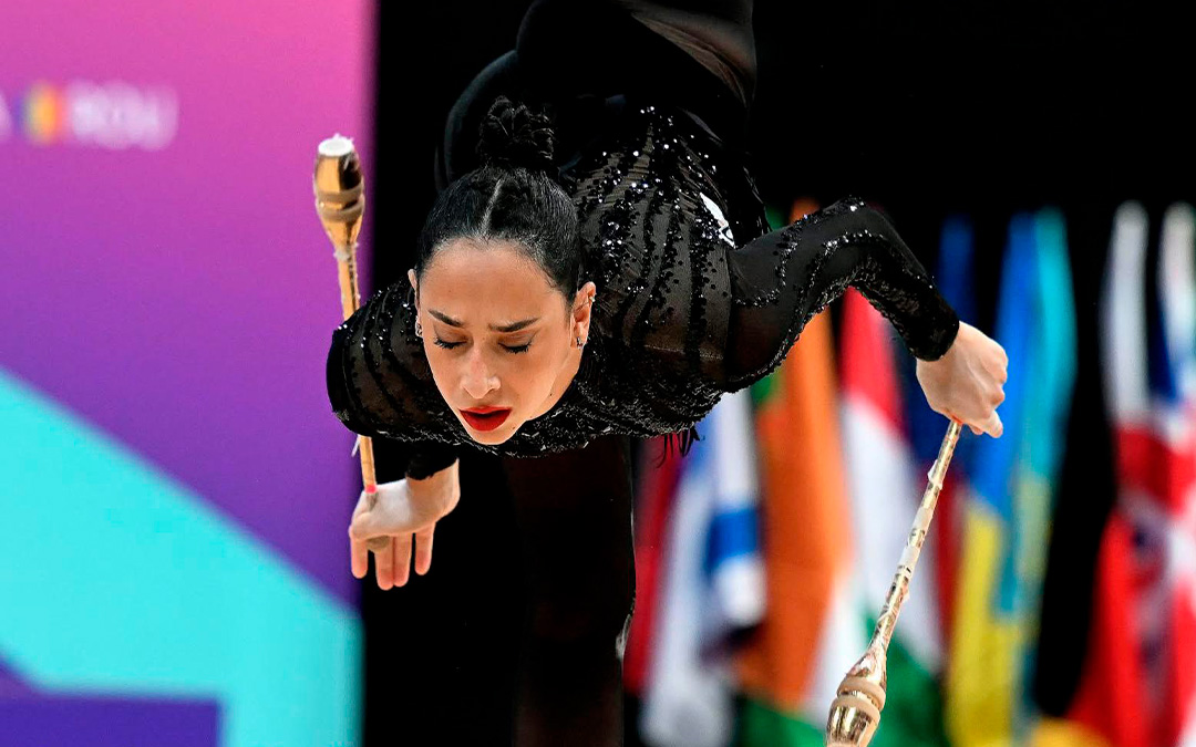 Alba Bautista en el ejercicio de mazas en la Copa del Mundo de Rumanía./ Anna Kull