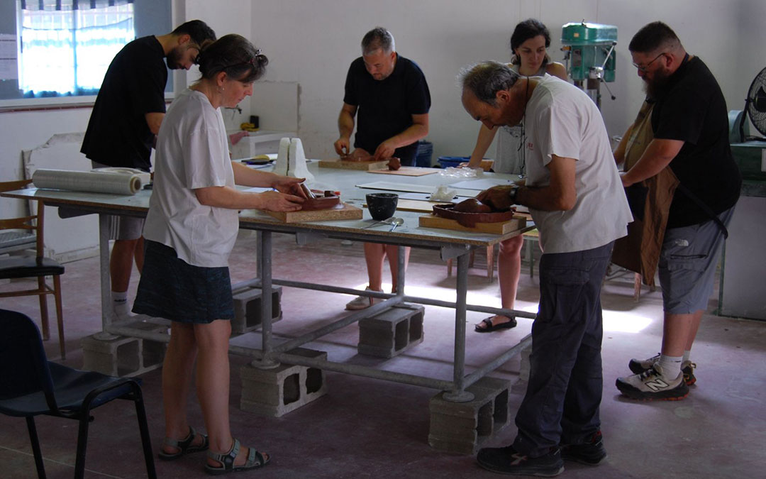 Acción en el taller con varias piezas en marcha guiadas por Elbaile, técnico en la Real Academia de San Fernando. / CIDA